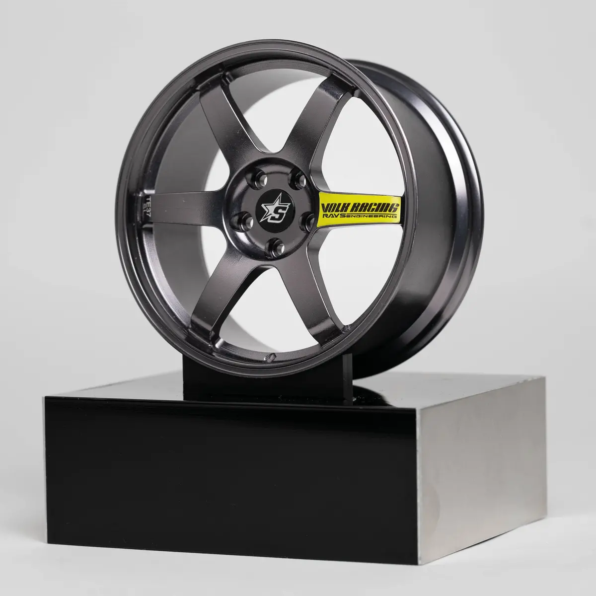 Te37 | Platinum Grey | Yellow 1